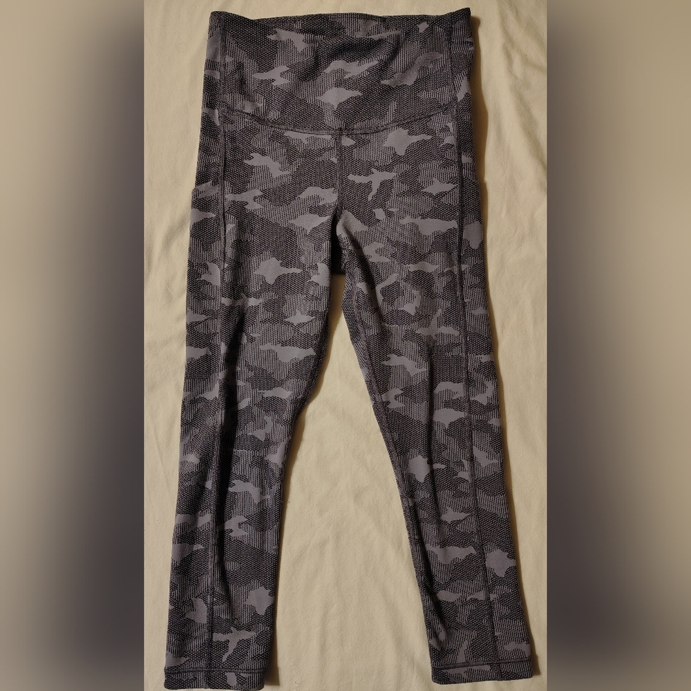 Athleta Ultimate Stash Pocket Textured Gray Camo Capri Leggings Size XS